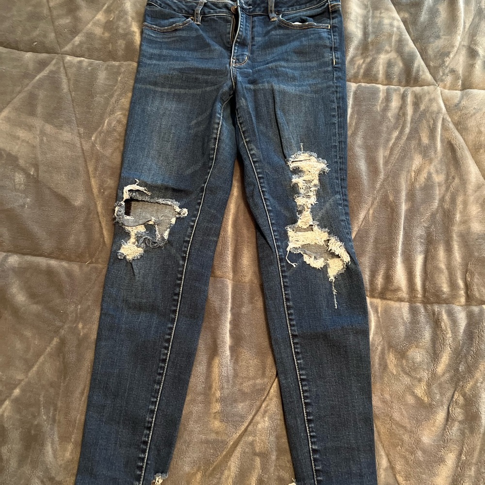 American Eagle dark wash ripped skinny jeans —- size 8